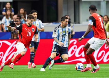 Dünya Kupası’nın yeni gol kralı Messi, Arjantin’i son 32’ye taşıdı
