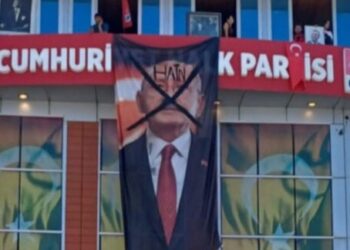 CHP Malatya İl Binası’nda gerginlik: ‘Hain Kemal’ pankartı asıldı