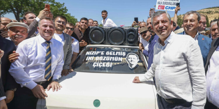 Cumhuriyet Halk Partisi lideri Özgür Özel, Gaziantep’in Nizip ilçesinde vatandaşlar tarafından karşılandı..