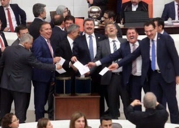 Millet Meclis’inde irade hırsızlığı: AKP’li 76 vekil salonda olmadıkları halde sahte pusulayla var gösterildi