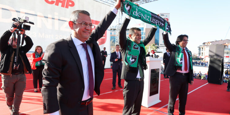 Cumhuriyet Halk Partisi Genel Başkanı Özgür Özel, Denizli’de düzenlenen halk buluşmasında vatandaşlara hitap etti.