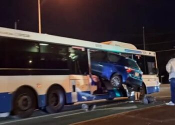 Brisbane’de inanılmaz kaza: Otomobil otobüsün camından içeri girdi