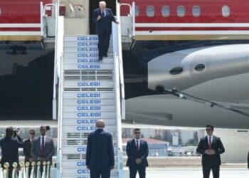 Erdoğan, Trump’ı uçağın merdivenlerinde karşıladı