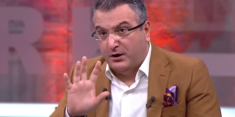 İstanbul Cumhuriyet Başsavcılığı, yandaş yazar Cem Küçük’ün gözaltına alındığını açıkladı.
