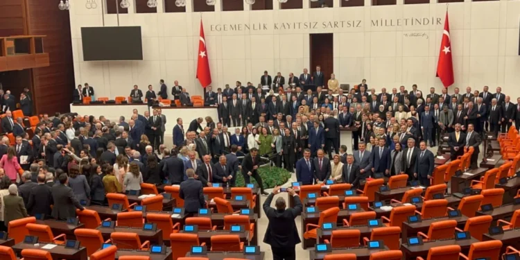 TBMM Genel Kurulu’nda çerçeve yasa mesaisi 12 saat sürdü, teklif bir günde milletvekilinin kabul oyuyla Meclis’ten geçti. 563 milletvekilinin katıldığı oylamada 467 “evet” oyu verildi.