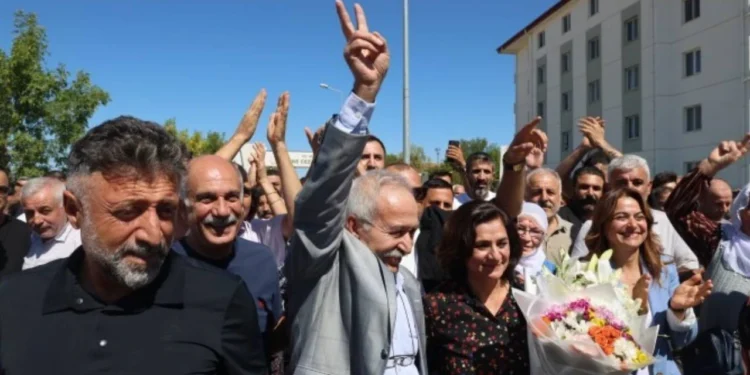Diyarbakır Büyükşehir Belediyesi eski Eş Başkanı Selçuk Mızraklı, Edirne Cezaevi’nden tahliye oldu.